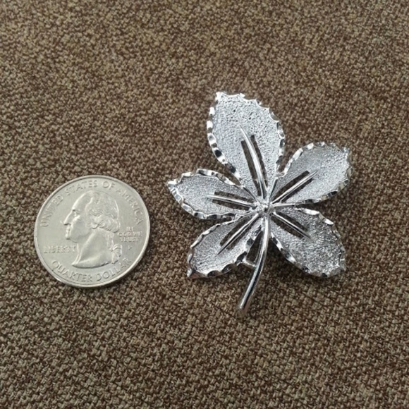 Vintage silver leaf brooch by Sarah Coventry - Picture 2 of 4